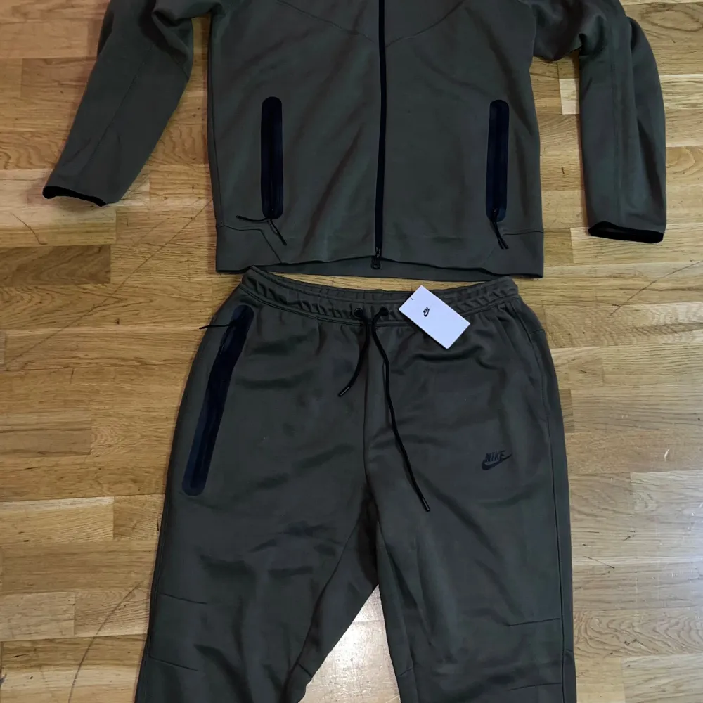 Säljer nu helt nya Nike Tech Fleece tracksuits då de tyvärr inte passade mig.  Pris för tracksuit: 1300:- Pris för Zip hoodie: 800 :- Pris för Byxor: 700 :-  Zip hoodie storlek: XL (sitter som L) Byxor storlek: XXL (sitter som L) De är små i storlek!. Hoodies.