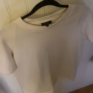 Perfekt stickad t shirt inför hösten. Knappt använd så den är i väldigt bra skick. Ny pris 500kr. Skriv vid intresse eller om du har nån fråga❤️