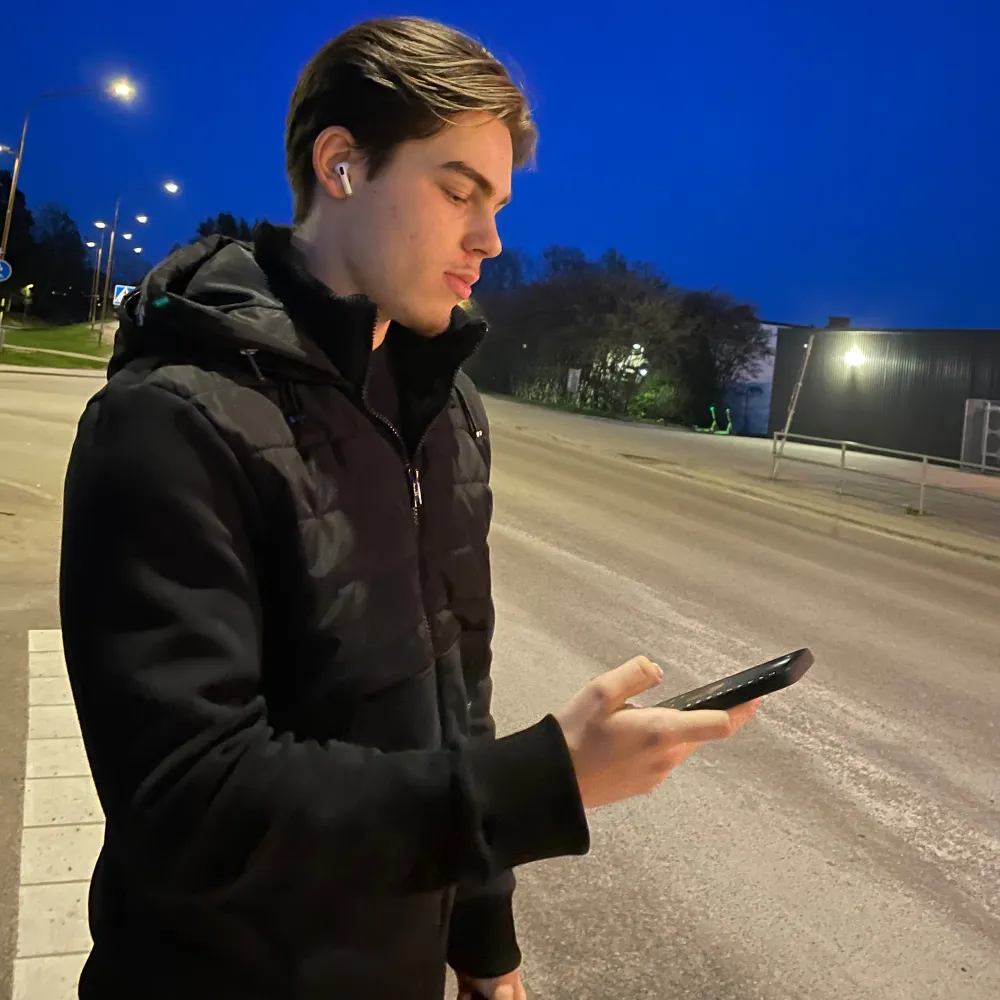 Riktigt skön cardigan som är i nyskick och perfekt inför kommande väder. Använd enstaka gånger, dragkedja finns vid luvan då det finns en inre luva som visar BOSS text,  fler bilder kan skickas vid förfrågan!, nypris ligger på ungefär 3000kr. Jackor.