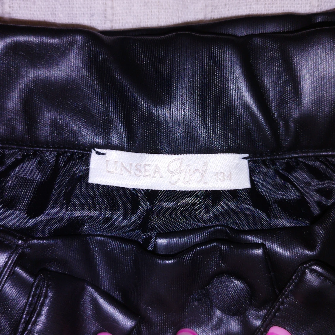 Svart kjol i skinnimitation från Linsea Girl - 91