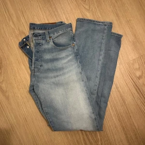 Levis jeans herr - Säljer dessa Levis jeans i herrjeans som är i storlek W29 L32 som är i modell 501. De är i super bra skick och säljer på grund av att de aldrig används längre🤍 Hör av er vid fler frågor 