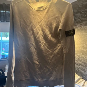 Stone island sweat shirt - Perfekt tröja inför hösten ! Tröjan är äkta och kommer ej till användning därav säljer jag den. Obs: litet hål på högra armbågen och även ett litet under vänstra arm hålen men är lätt att sy och märks ej när den används. pris kan diskuteras.