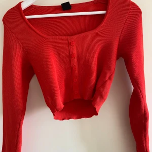 Långärmad tröja  - Cropped långärmad röd tröja med knappar från Urban outfitters 