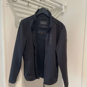 Sail Racing Jacka stl S - Sail Racing jacka i stl S  Väldigt fin passform och bra kvalité Köpt på Sail Racing butiken i Stockholm