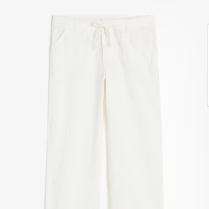Vita linnebyxor - Linne byxor från H&M som är använda max 3 gånger. Fickor där bak och fram. Vit/begie