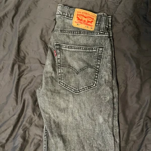 Levis 502 W31 L32 - Säljer dessa grå Levis jeans i ett perfekt skick💯💯 Storlek W31 L32😄