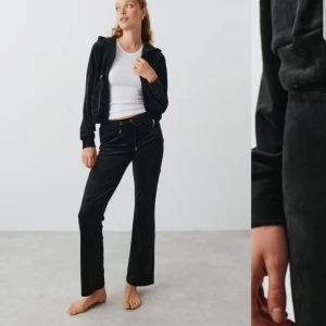 Set från gina - Detta set från gina tricot. Byxorna är i storlek Xs och koftan S. Använda max 2 gånger ny skick. Säljer 100kr för båda