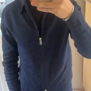 Selected Homme Tröja/cardigan - En riktigt fet selected homme tröja perfekt inför hösten nu! Storlek S. Nypris ligger på ca 1300 o den är i dunder skick. Hör av er för frågor!