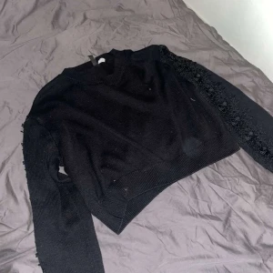 Svart tröja med spets - Fin tröja med spets detaljer på ärmarna