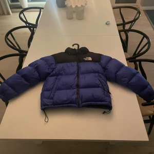 The North face - Jätte varm och skön jacka nu till hösten när de börjar bli kallare den är andvänd få tal gånger. Jätte bra skick då den börja bli för liten för mig.priset är inte hugget i sten och skriv för mer info 