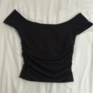 Off shoulder top - Off shoulder top som är köpt utomlands från hollister. Använt 2-3 gånger, därav inga defekter. Skriv privat för flera bilder. Nypris 300kr