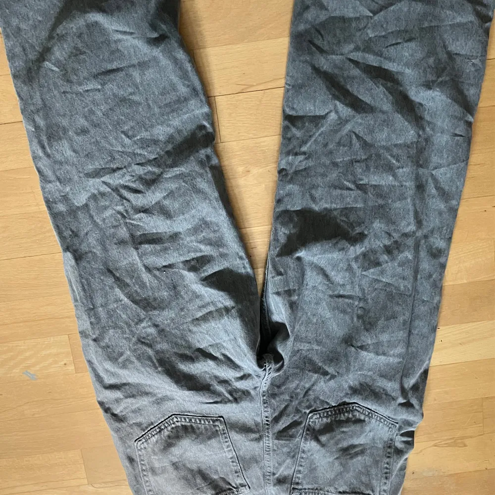 Säljer mina h&m jeans då de inte riktigt är min stil längre Är 170 och de passar bra i längden Pris går att diskutera (köpte för 400). Jeans & Byxor.