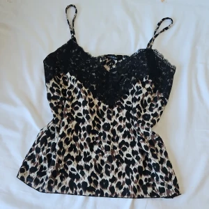 Leopard linne med spets - Söt linne med spets och leopard mönster. Aldrig använd