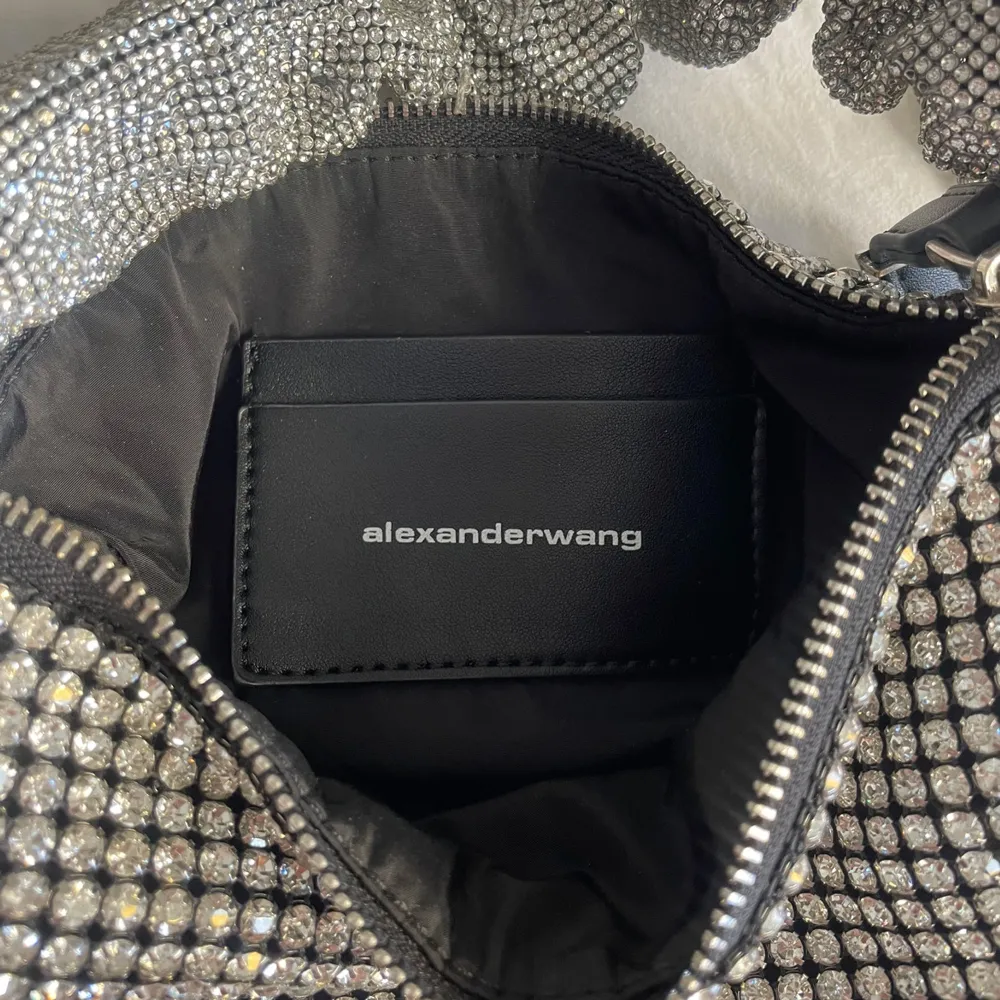 En glitter väska efterliknad Alexander Wang Bag✨ Det längre badet går att tas av🤍. Laukut & Käsilaukut.