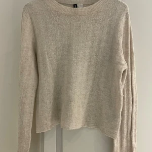 Benvit tunn stickad tröja  - Söt och tunn stickad tröja från H&M. I färgen benvit. Använd. I storlek S, normal i storleken <3