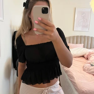 Meshtopp  - Meshtopp. Kan antingen vara off shoulder eller vanligt