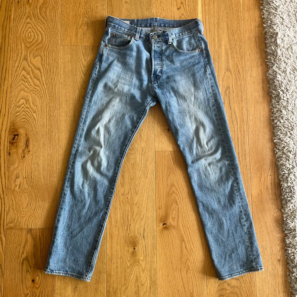 Säljer ett par riktigt snygga och ovanliga levis 501 jeans i en sjukt snygg wash. Som nya 9/10. Han på bilden är 180cm. Nypris 1500kr. Först till kvarn. Skriv vid frågor🤝. Jeans & Byxor.