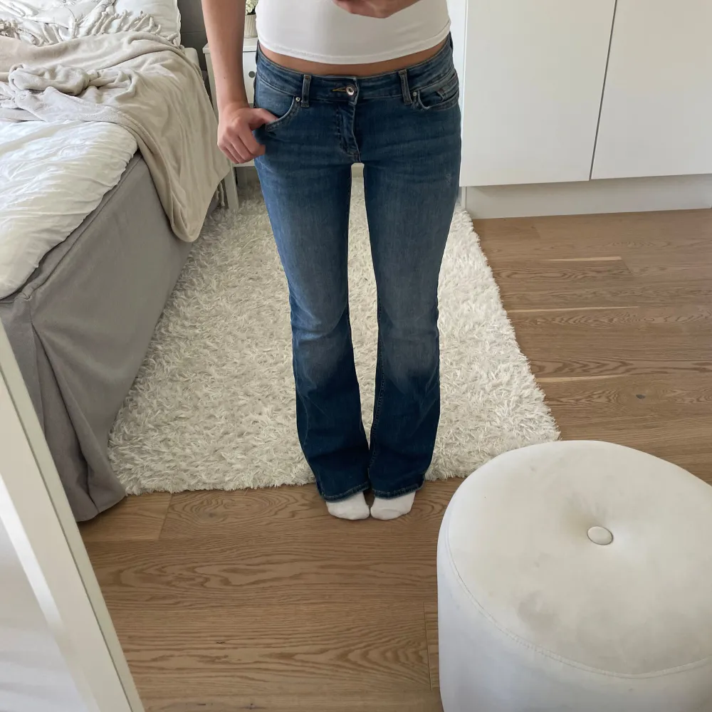 Säljer dessa lågmidjade jeans från only då de inte används. Tvättade en gång och är i toppskick. Jeansen tvättas innan frakt. Pris kan diskuteras.. Jeans & Byxor.