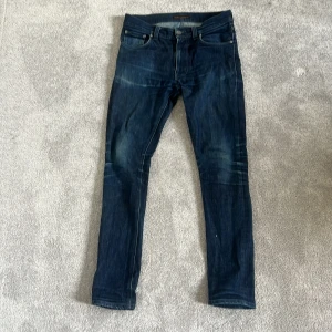 Nudie Jeans mörkblå Lean Dean - Säljer ett par riktigt feta mörkblå jeans från Nudie Jeans i en sällsynt färg. Tyvvär är de för små för mig och därav säljer jag de! De är i den populära modellen Lean Dean