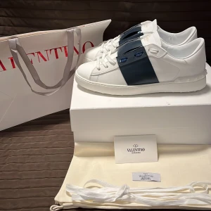 Valention open  - Nu säljer jag dessa feta par valention open för de inte passar mig.  Allt og medföljer vid köp. Extra snören också. Priset är inte hugget i Sten och la tänka mig att går ner lite vid snabbäffer  Skriv vid frågor eller funderingar 