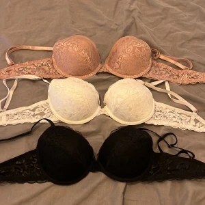 Tre bh-ar storlek 75c - En rosa, en vit och en svart alla i storlek 75c.