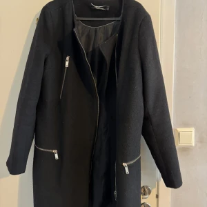 Lång Svart Kappa - Jättefin svart kappa med gulddetaljer!  Storlek: 44 (mer är 40-42, XL/L)  Pris kan diskuteras!