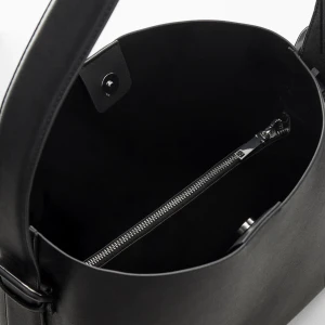 Mango väska  - Svart väska från mango, inga defekter alls🙌🏼