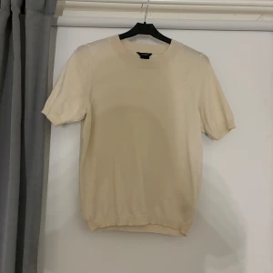 Din stickad tröja - Jätte fin tröja från Lindex, något nopprig på några ställen men annars gptt skick💕