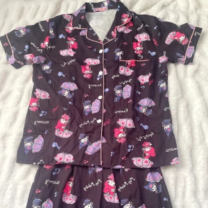 Kuromi Pyjamas - Kuromi Pyjamas med långa byxor, One Size! Supersöt och aldrig använd, men utan prislapp. Notera att all text är inverterad innan du köper! Totala länd på byxorna från midja och nedåt är ca 93cm 💓💓