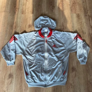 Adidas Vintage 99s  - Vintage '99 Adidas med avtagbar huva Från pelletens nyanser  Och skicket är bra