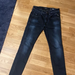 Mörkblå replay anbass jeans - Skick 10/10 säljer pga för små 