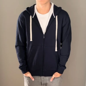 Bondelid zip hoodie - Snygg trendig marinblå bondelid zip hoodie. Liknar väldigt mycket ralph laurens zip hoodie. Använd bara 2 gånger så i princip nyskick | Nypris 1500kr. Först till kvarn!