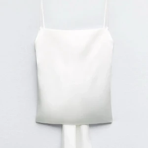 Topp med knyt i ryggen - Säljer min zara topp, den är aldrig använd men har tagit av prislappen.