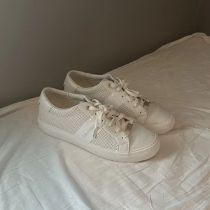 Calvin klein skor - Ett par riktigt snygga calvin klein skor  Som nya Passar 40 kom med prisförslag 