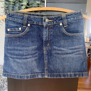 Jeanskjol!!❣️❣️ - Längd 29cm, midjemått tvärs över 35cm. Säljer då den inte kommer till användning❤️ fint skick!!❤️ första bilden är från förra ägaren