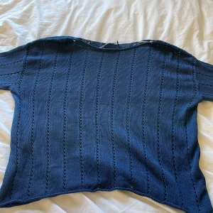 Stikad blå tröja s/m - Använd ca1 gång och har inga flikar eller hål den är i storlek s men skulle passa M oxå ❤️
