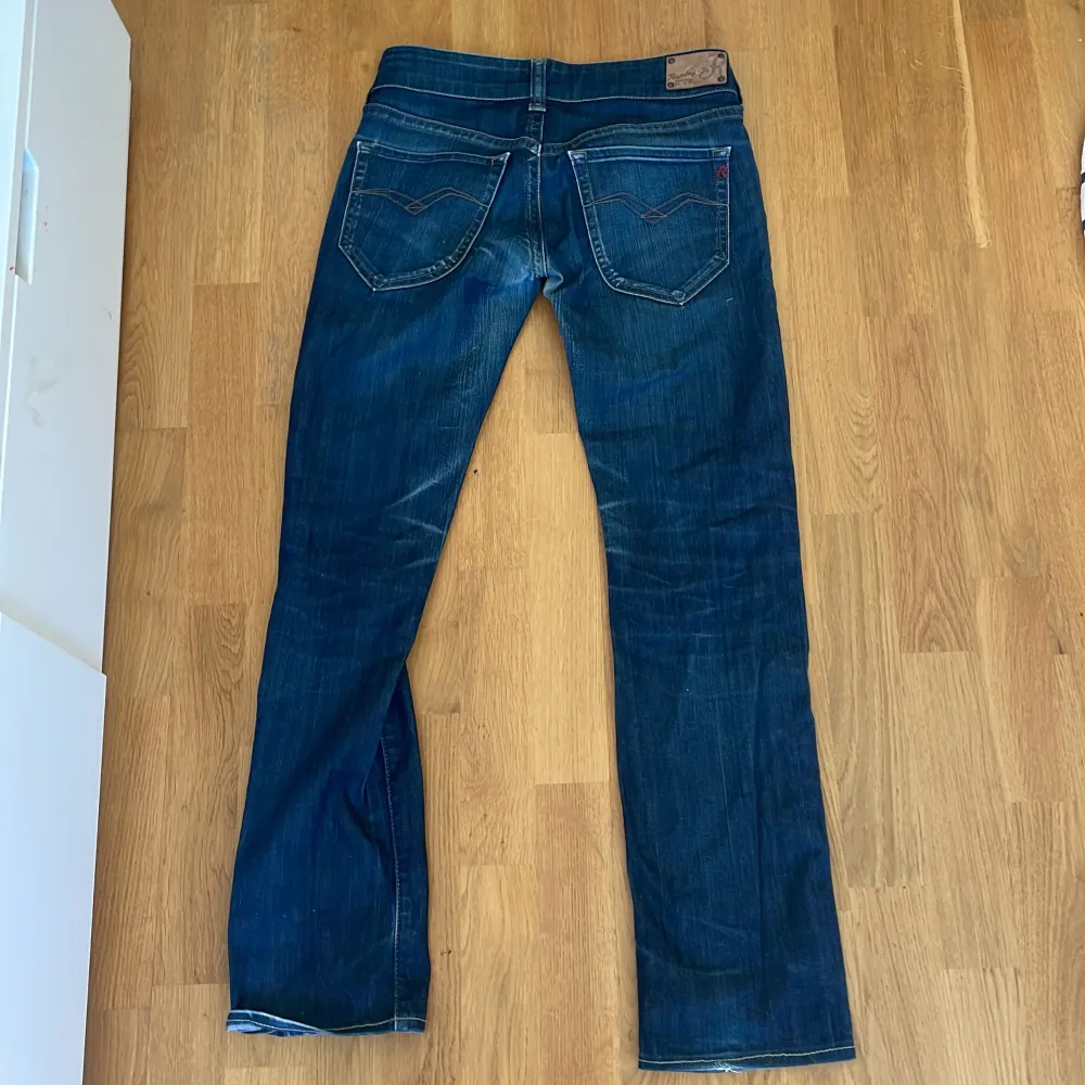 Mörkblå replay jeans, storlek w27 och low waist 🙌🏼. Jeans & Byxor.