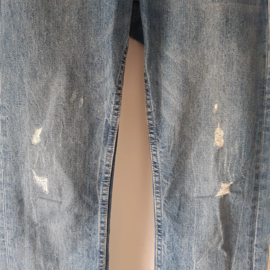 Blå jeans med slitningar - 90