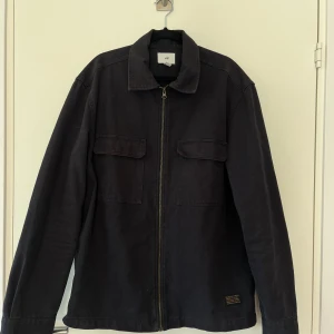 Jeans jacka - Snygg och stilren jeansjacka i mörkblå färg! Super bra skick och passar till mycket.