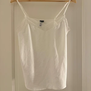 Vit blus/linne - Väldigt fint linne som tyvärr inte används. Nästena som ny då jag bara använt den 1 gång. Finns fler bilder om du frågar 