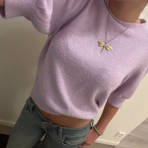 Stickad tröja - En lila söt tröja från vero moda! Inga defekter, den är lite nopprig men inget annat💕