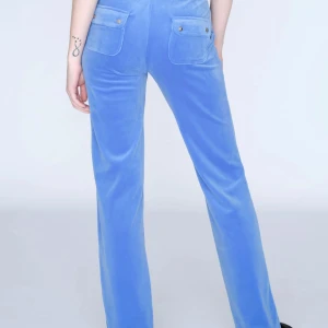 Juicy byxor  - Säljer mina blåa juicy byxor pga att det inte kommer till användning de är i bra skick o den enda defekten är att jag har klippt av ca 10cm på längden