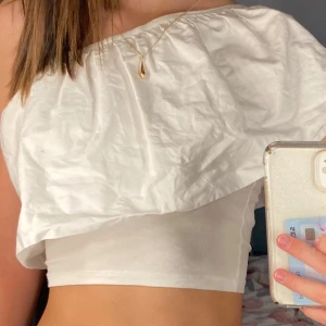 Volang kroptop  - Jätte fin vit volang kroptop från Gina. Använd men i gott skick .Storlek xs 🤩🫶