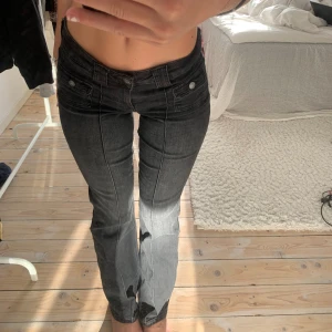 Svarta jeans - Svarta lågmidjade jeans med söta fickor som detalj. Använt fåtal gånger🤍