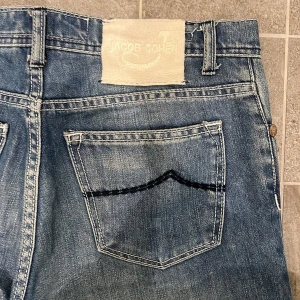 Jacob Cohën Jeans - Säljer dessa Jacob Cohën Jeans i storlek 31. Modell: j622. Skick:8/10(Inga defekter alls på själva jeansen, dock saknas en knapp). Kontakta vid frågor eller funderingar.
