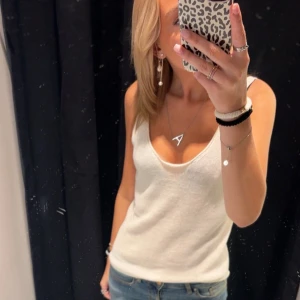 Stickad linne - Ett stickad linne från Zara!! Använd fåtal gånger och är i super skick!!!🫶🏻 Köpte för 300kr, pris kan diskuteras!!!