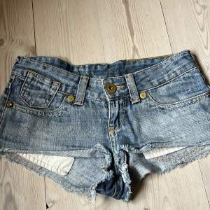 super snygga shorts ifrån cross jeans😇😇 priset kan diskuteras!!