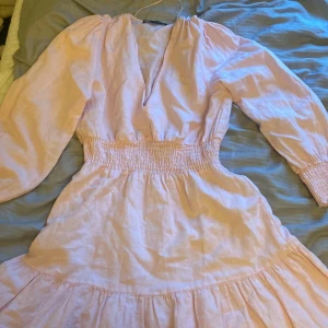 Zara klänning - Säljer denna superfina ljusrosa zaraklänning, litet hål på högra armen men det är bara att skriva om ni vill att jag ska sy ihop det inna jag skickar❤️❤️