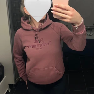 Peak Performance hoodie - Rödaktig hoodie från peak performance, endast använd enstaka gånger så väldigt fint skick!