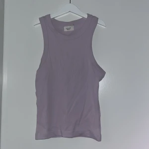 Ljuslila ribbat linne - Ljuslila linne i ribbat material, från Gina tricot. 💜